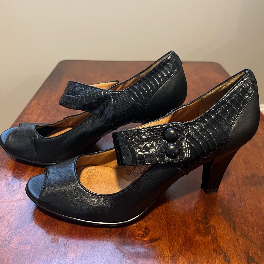 Söfft, open-toe, strappy, button, leather, heeled dress shoes